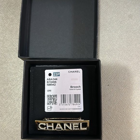 BRAND NEW CHANEL BROOCH - Picture 5 of 6